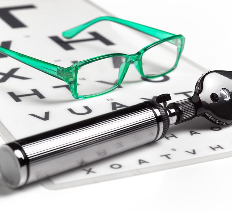 zielone okulary i narzędzie do badania wzroku na tablicy do badania wzroku